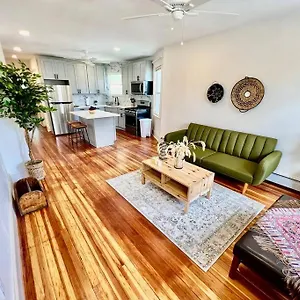 Modern - 3 Bedrooms, 2 Bathrooms Apartment